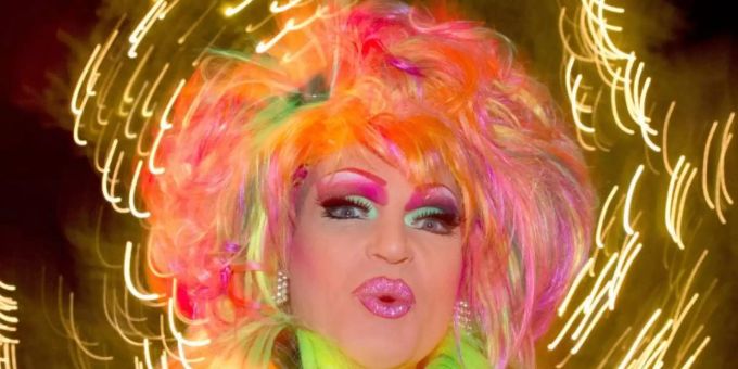 Die Dragqueen Olivia Jones mag es schön bunt. Foto: Christian Charisius/dpa dragqueen