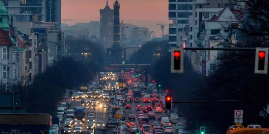 Der morgendliche Berufsverkehr fliesst über den Kaiserdamm. Foto: Michael Kappeler/dpa/Archiv