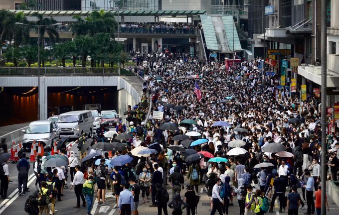 Demonstranten versammeln sich während eines Protestes im Finanzdistrikt. Proteste in Hongkong