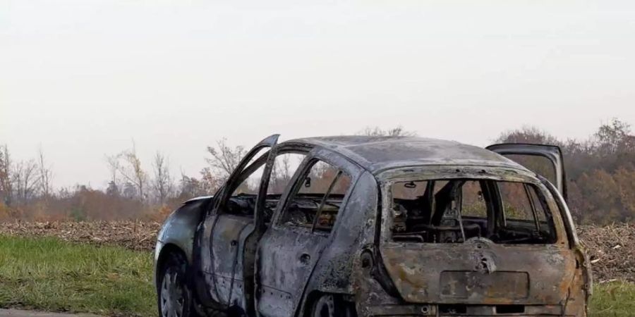 Ein 47 Jahre alter Mann soll ein Auto angezündet haben, in dem seine getrennt von ihm lebende Ehefrau sass. Foto: Andreas Rosar/dpa
