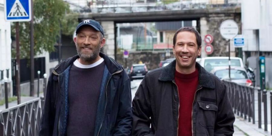 Bruno (Vincent Cassel, l.) und Malik (Reda Kateb) helfen Kindern und Jugendlichen, die an Autismus leiden. Foto: Carole Bethuel/PROKINO Filmverleih/dpa