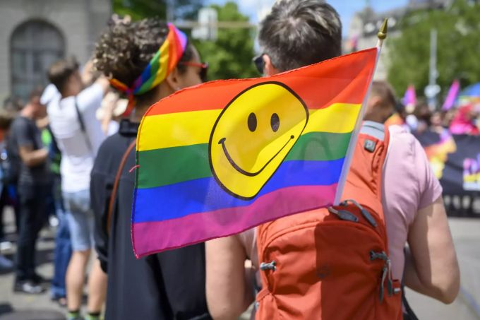 Die Polizisten werden aufmerksamer und lernen den Umgang bei Schwulen- und Lesbenagressionen. GAY PRIDE, KUNDGEBUNG, UMZUG,
