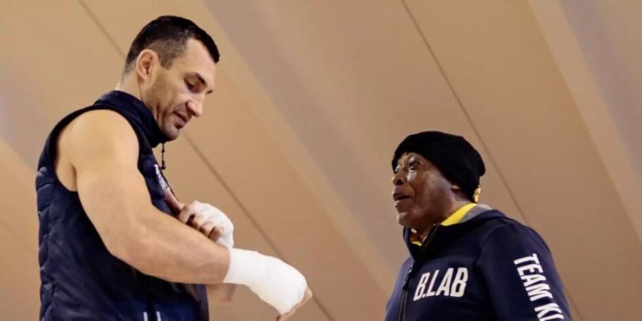 Wladimir Klitschko (l) 2017 während einer Trainingseinheit mit Assistenztrainer James Ali Bashir. Foto: Expa/Johann Groder/apa/dpa