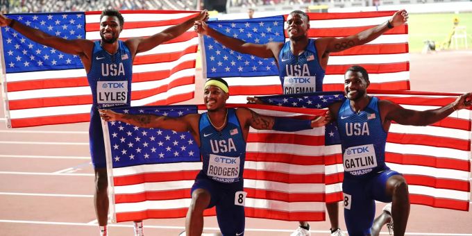 05.10.2019, Katar, Doha: Leichtathletik, Weltmeisterschaft, WM, IAAF, Khalifa International Stadium: 4x100 Meter Männer Staffel. Noah Lyles (l-r), Michael Rodgers, Christian Coleman und Justin Gatlin aus den USA jubeln mit US-Flaggen nach dem Sieg. Foto: Michael Kappeler/dpa +++ dpa-Bildfunk +++ Justin Gatlin