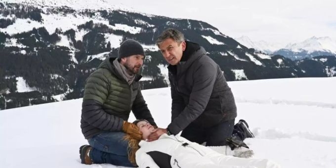 Dr. Martin Gruber (Hans Sigl, r.) hilft, wo er kann. der bergdoktor staffel 16