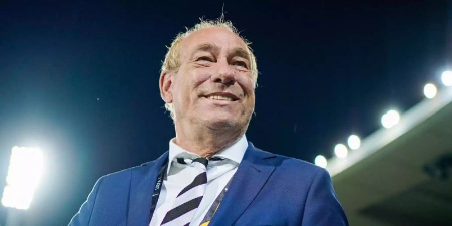 Eintracht-Präsident Peter Fischer träumt von einem Spiel gegen den FC Liverpool. Foto: Uwe Anspach/dpa