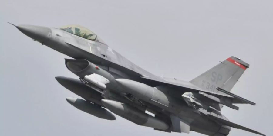 Ein US-Kampfflugzeug vom Typ F-16 Falcon