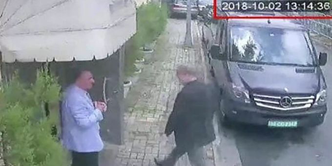Das Videostandbild zeigt Jamal Khashoggi (r.) beim Betreten des saudi-arabische Konsulats. Foto: Uncredited/CCTV via Hurriyet/AP/dpa Jamal Khashoggi