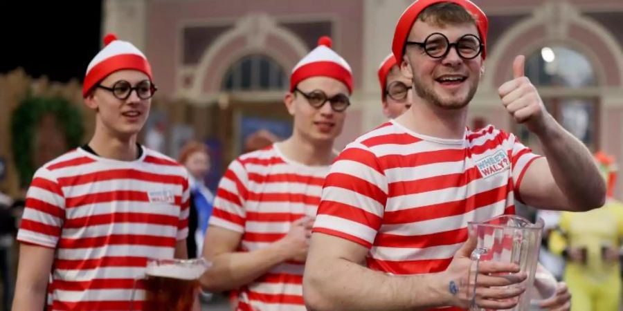 Gehören bei der Darts-WM dazu wie die Pfeile: Viele Fans und reichlich Bier. Foto: Bradley Collyer/PA Wire/dpa