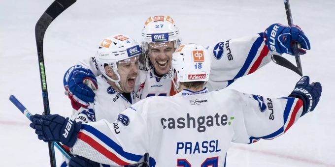 Patrick Geering, Roman Wick und Raphael Prassl feiern den Treffer zum 5:4 des ZSC gegen Biel. Biel ZSC