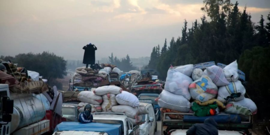 Wagen mit Flüchtlingen in Idlib auf dem Weg zur türkischen Grenze