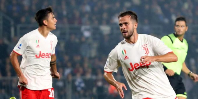 Miralem Pjanic (rechts, Juventus Turin) freut sich über sein 2:1 in Brescia. Miralem Pjanic Juventus