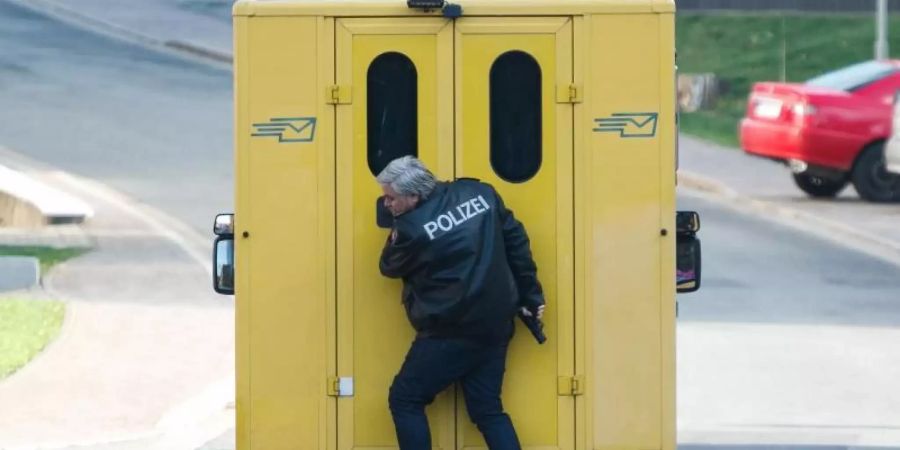 Dorfpolizist Frank Koops (Aljoscha Stadelmann) sucht Schutz auf dem Postauto. Foto: Kai Schulz/ARD Degeto/dpa