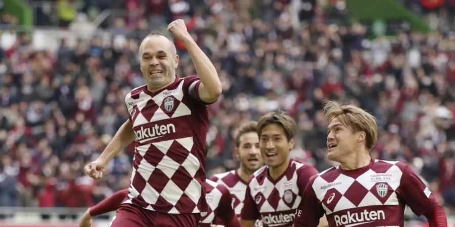Andres Iniesta (l) erzielte den Führungstreffer für Vissel Kobe. Foto: -/kyodo/dpa