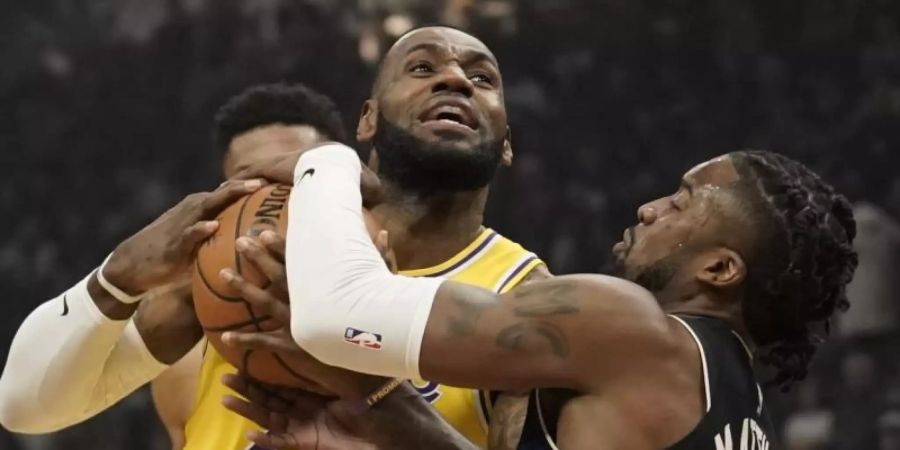Lakers-Star LeBron James (l) wird von Milwaukees Wesley Matthews gestoppt. Foto: Morry Gash/AP/dpa