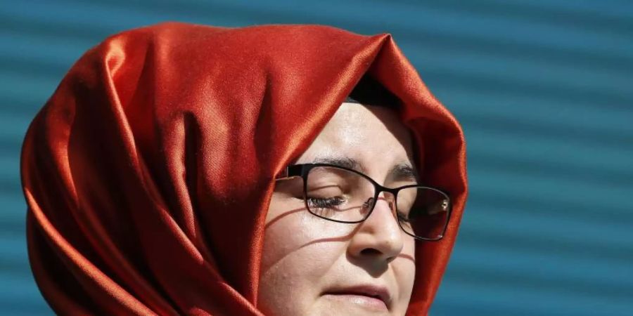 Hatice Cengiz, Verlobte des getöteten saudischen Journalisten Jamal Kashoggi, während einer Gedenkfeier. Foto: Lefteris Pitarakis/AP/dpa