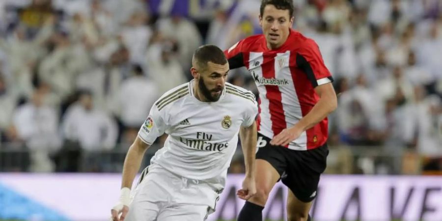 Madrids Karim Benzema (l) läuft mit dem Ball. Foto: Paul White/AP/dpa