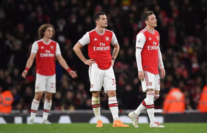 Luiz, Xhaka und Özil schauen nach dem Gegentor verdutzt. Pierre-Emerick Aubameyang