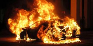 In Luzern - Unbekannter zündet Auto an – drei Fahrzeuge brennen ab