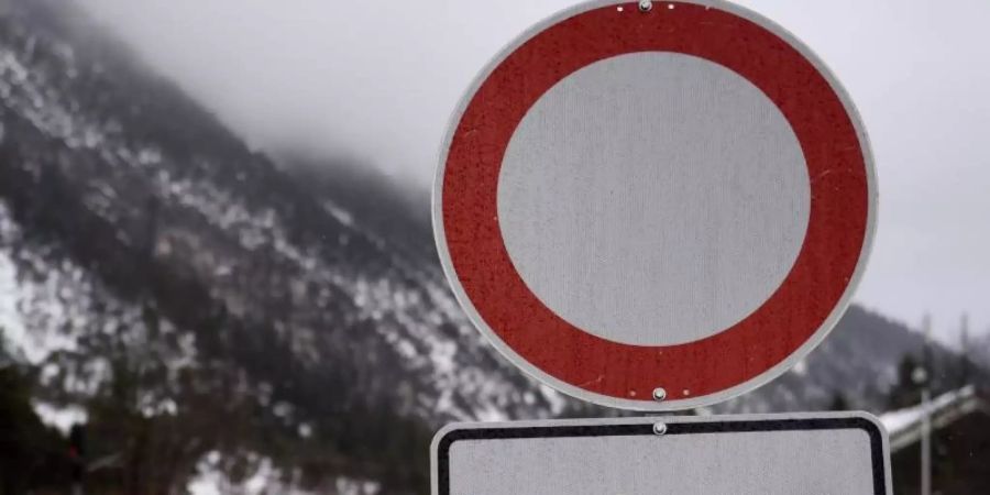 Ein Schild weist auf Lawinengefahr hin. Foto: Angelika Warmuth/dpa/Archivbild