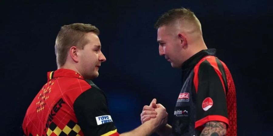 Nathan Aspinall (r) konnte sich gegen Dimitri Van den Bergh durchsetzen. Foto: Steven Paston/PA Wire/dpa