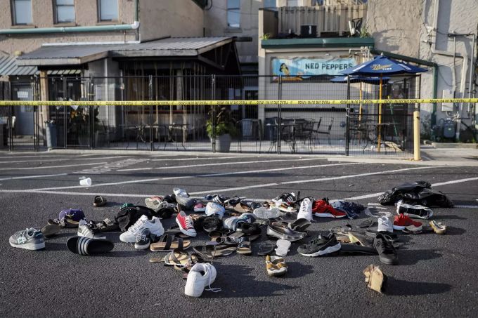 Schuhe beim Tatort in Dayton. Dayton Mayor Year of Crisis