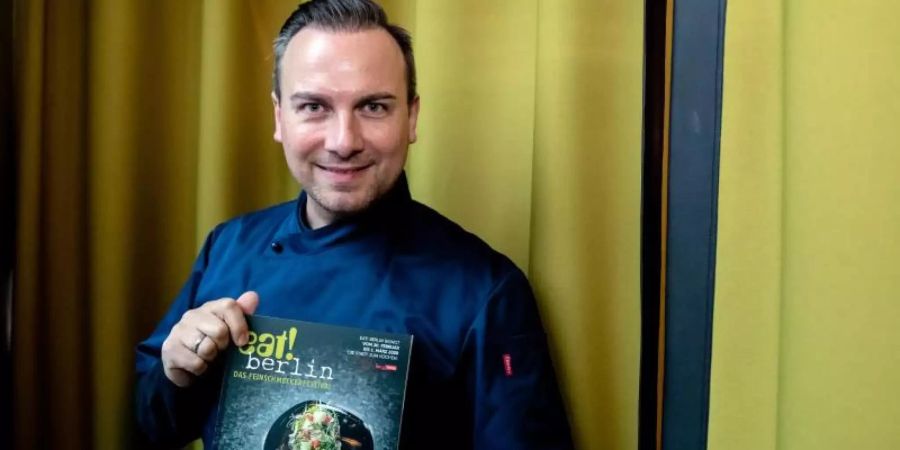 Tim Raue präsentiert das Programm des Feinschmeckerfestivals «Eat! Berlin». Foto: Christoph Soeder/dpa