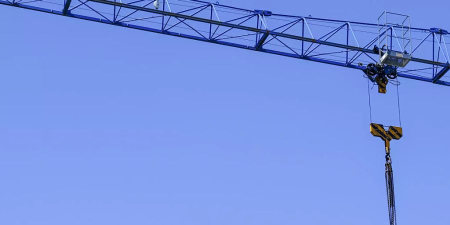Bei einem Unfall mit einem Kran auf einer Baustelle in Villars-le-Grand VD ist ein 50-jähriger Arbeiter getötet worden. Sein Arbeitgeber und ein Vorarbeiter sind nun wegen fahrlässiger Tötung zu bedingen Gefängnisstrafen verurteilt worden. (Symbolbild)
