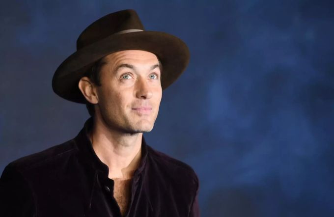Der Sohn des englischen Schauspielers Jude Law hat sich in Sängerin Rita Ora verliebt. jude law
