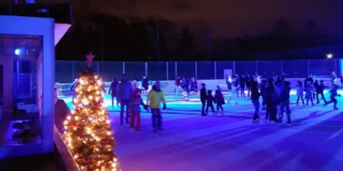 Weihnachtszauber auf der Eisbahn Weihnachtszauber auf der Eisbahn