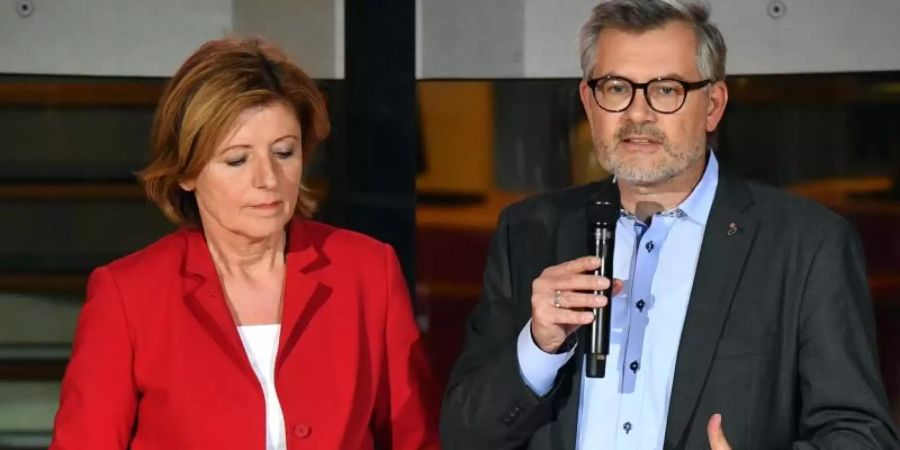 SPD-Schatzmeister Dietmar Niethan verkündet neben der kommissarischen SPD-Vorsitzenden Malu Dreyer die Ergebnisse des Mitgliedervotums. Foto: Bernd Von Jutrczenka/dpa