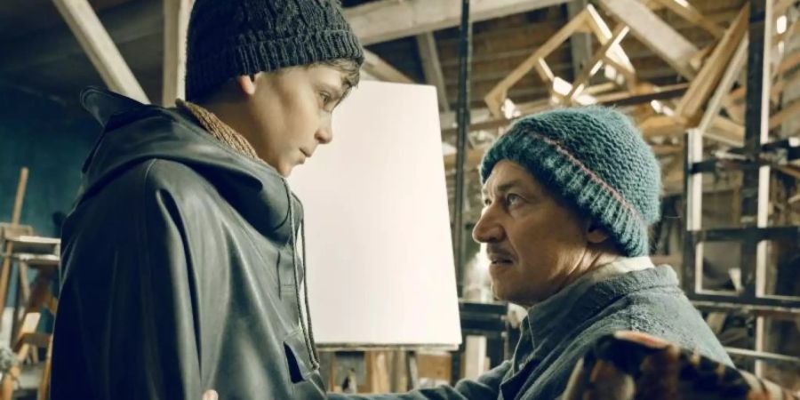 Levi Eisenblätter als Siggi Jepsen und Tobias Moretti als Maler Max Ludwig Nansen in einer Szene des Films "Deutschstunde". Foto: WildBunch