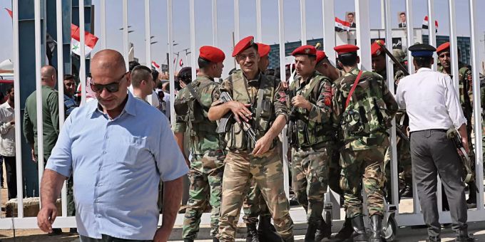 Syrische Sicherheitskräfte und syrische Bürger überqueren die geöffnete Grenze al-Kaim. irak syrien