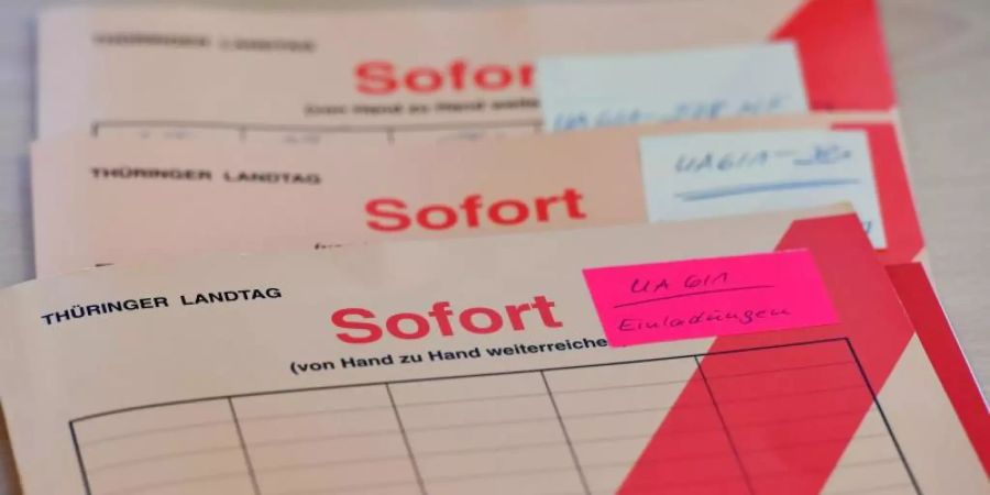 Aktenmappen liegen im Thüringer Landtag auf einem Tisch im NSU-Untersuchungsausschuss. Foto: Martin Schutt