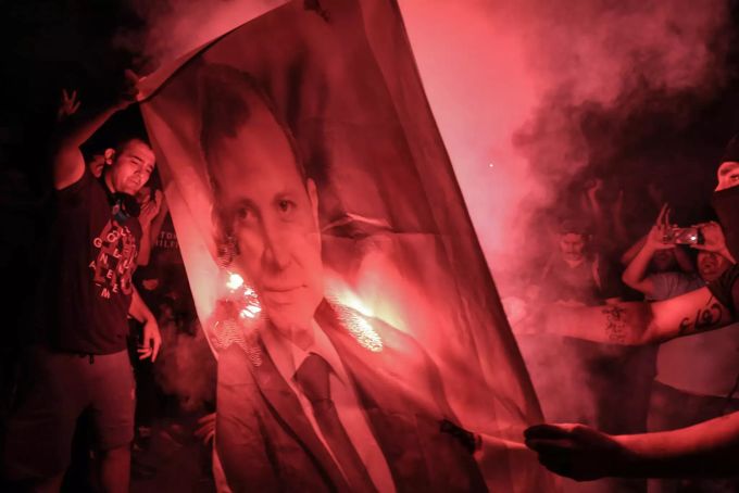 19.10.2019, Libanon, Beirut: Bei einer Demonstration in der Innenstadt verbrennen Menschen ein Poster mit dem Foto des libanesischen Aussenministers Gebran Bassil. Am dritten Tag in Folge gehen Menschen auf die Strasse, um gegen die wirtschaftliche Situation zu protestieren und fordern die Regierung zum Rücktritt auf. Foto: Marwan Naamani/dpa +++ dpa-Bildfunk +++ Erneute Proteste im Libanon