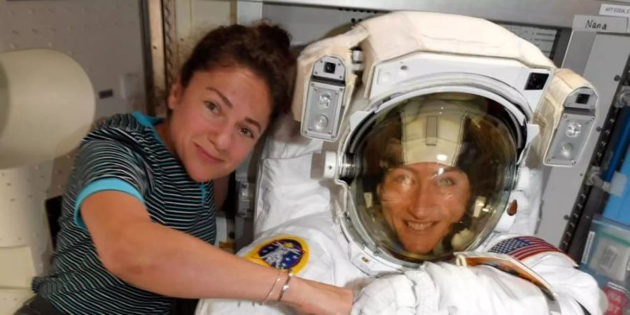 In diesem Bild, das am 04.10.2019 von der NASA veröffentlicht wurde, posieren die US-Astronautinnen Christina Koch (r) und Jessica Meir auf der Internationalen Raumstation. Foto: Uncredited/NASA/dpa