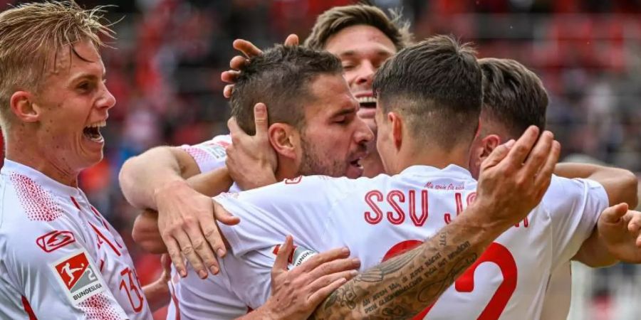 Jahn Regensburg setzte sich gegen den SV Sandhausen durch. Foto: Armin Weigel/dpa
