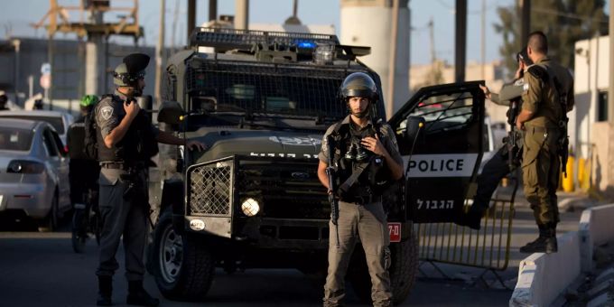 Israelische Polizisten stehen am Kontrollpunkt Qalandia. Foto: Majdi Mohammed, (Symbolbild) Israel
