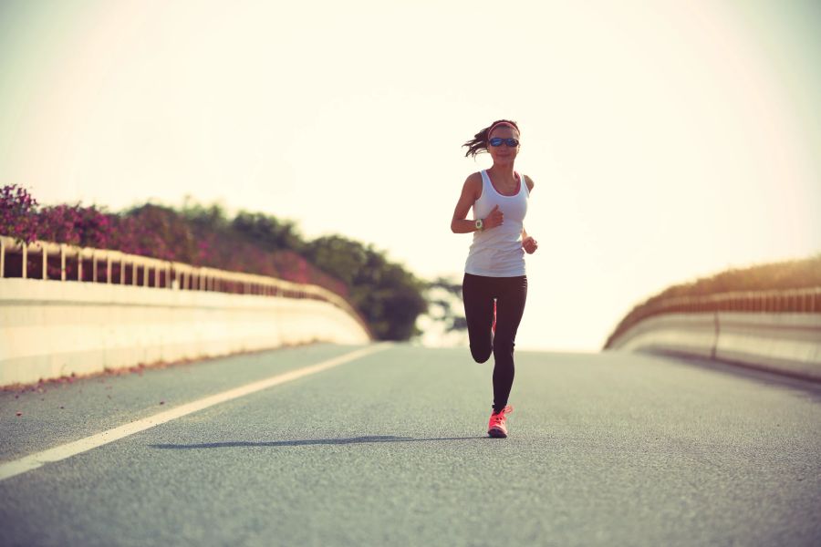 Frau joggt auf der Strasse