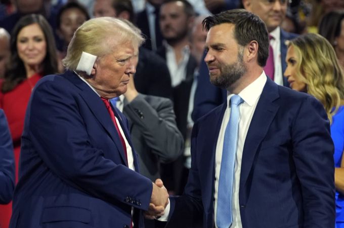 Donald Trump – mit Verband am Ohr – schüttelt am Montag die Hand seines Vizepräsidentschaftskandidaten J. D. Vance. Donald Trump