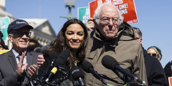 Alexandria Ocasio-Cortez, die als politische Ziehtochter von Bernie Sanders gilt, steht weiterhin hinter Joe Biden. Alexandria Ocasio-Cortez