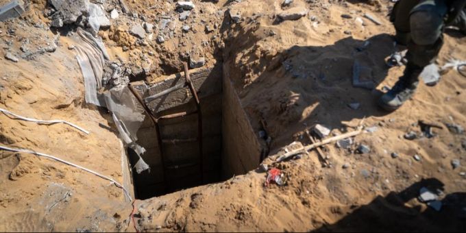 Dieses von der israelischen Armee veröffentlichte Bild zeigt israelische Soldaten am Eingang eines Tunnels der militanten palästinensischen Gruppe Hamas, am 18. April 2024.