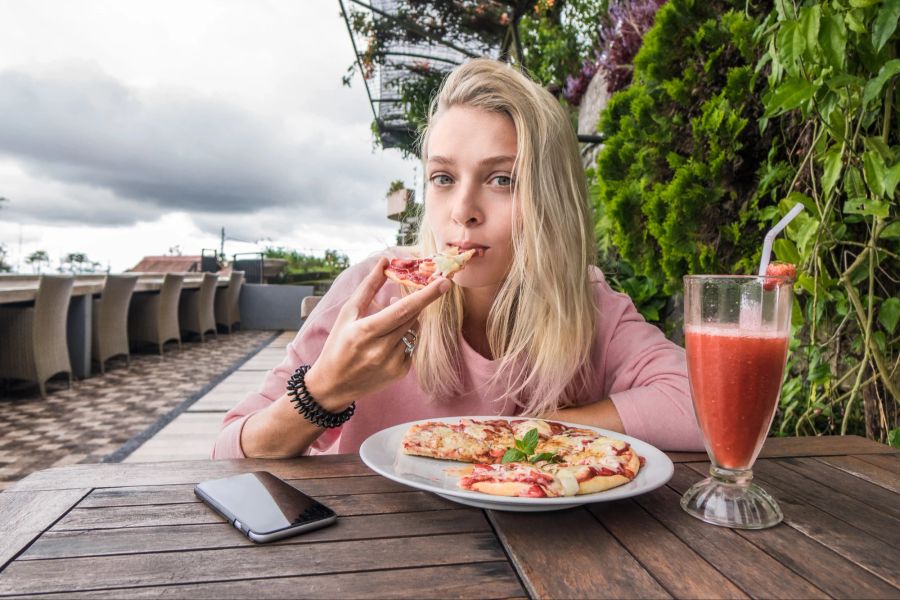 Frau Pizza essen Dachterrasse