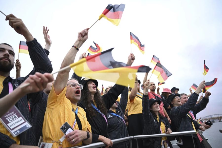 Die Delegationen trotzdem dem Regen.