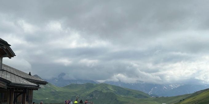 Die Unwetterkatastrophen haben Touristen das Fürchten gelehrt: Nun meiden sie die Berge bereits bei ein paar Wölkchen (Bild aus Adelboden BE). wetter