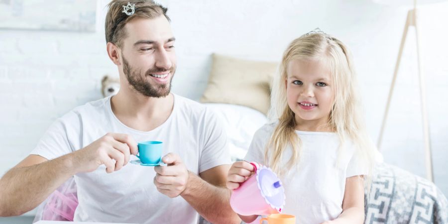 vater und tochter, spielen gemeinsam, weiser raum