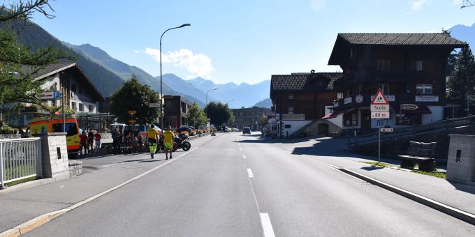 Kollision zwischen Velo und Motorrad in Sedrun. Kollision