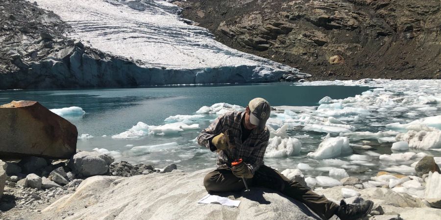 Ko-Autor Emilio Mateo nimmt Proben unterhalb des Queshque-Gletschers in Peru