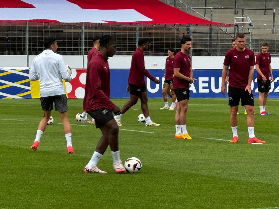 Breel Embolo (vorne) dürfte in die Startelf rücken.