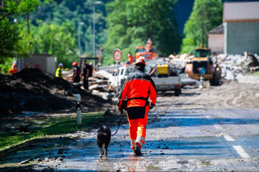 Im Misox werden weiterhin drei Personen nach dem Unwetter vermisst.